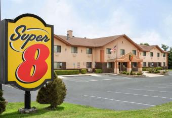 Super 8 by Wyndham Mayfield has rooms with a private hot tub