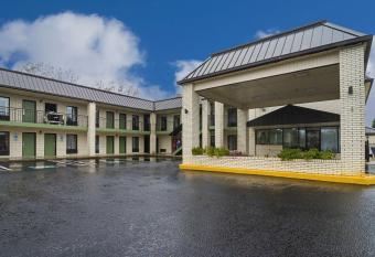 Quality Inn Raeford has Smoking rooms
