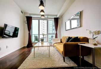 Instant Suites- Luxurious 1BR in Heart of Downtown with Balcony has rooms with a private hot tub