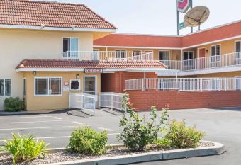 Super 8 by Wyndham Azusa has Smoking rooms