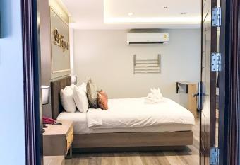 Hotel De Sripoom -SHA Extra Plus has rooms with a private hot tub