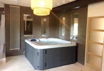 Maison d une chambre avec piscine partagee sauna et jardin amenage a Abjat sur Bandiat has rooms with a private hot tub