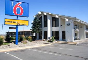 Motel 6 Madras Or has rooms with a private hot tub