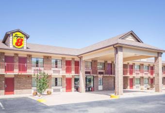 Super 8 by Wyndham Clinton has Smoking rooms