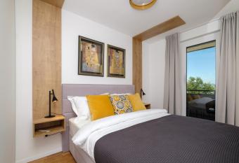 Studio Apartman KRILA WINGS has rooms with a private hot tub