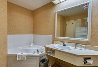 The Casablanca Hotel has rooms with a private hot tub