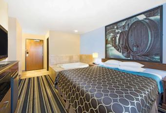 Super 8 by Wyndham Fairfield has rooms with a private hot tub