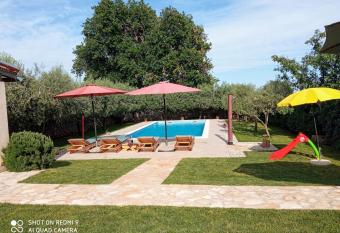 Mala ku  a sa velikim grijanim bazenom ANTONIO has Balcony rooms