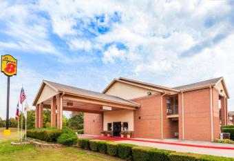 Super 8 by Wyndham Mount Vernon has Smoking rooms