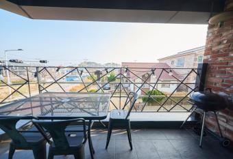 Ara House has Balcony rooms