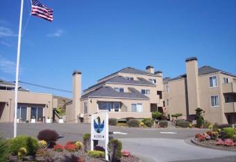 Bodega Coast Inn and Suites has rooms with a private hot tub