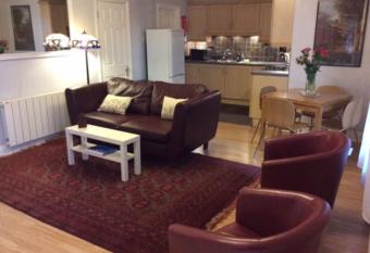 Stansted spacious 2-bed apartment, easy access to Stansted Airport & London allows 18 year olds to book a room