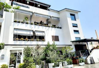 Vila Kaci has Balcony rooms