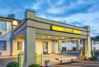 Super 8 North Sioux City has Smoking rooms