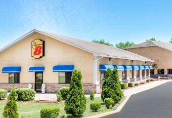 Super 8 by Wyndham Paris has Smoking rooms