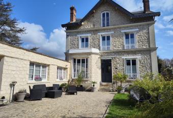 Le G  te Senlisien has Balcony rooms