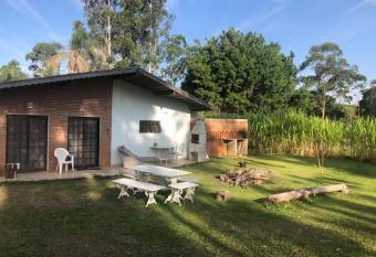 Casa de Campo- no bosque c lareira el  trica has Smoking rooms