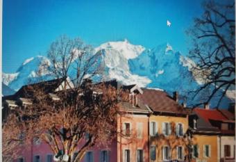 Studio Duplex Place de la Grenette allows 18 year olds to book a room