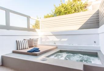 Lithos Luxury Suites has Balcony rooms