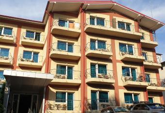 VILA ALESSIA allows 18 year olds to book a room