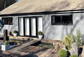 Beautiful Beach House has Balcony rooms