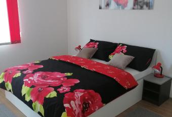 Cosy apartment ROAD A6 has Balcony rooms