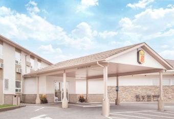 Days Inn by Wyndham Kenora has Smoking rooms