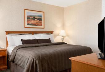 Days Inn by Wyndham Saskatoon has rooms with a private hot tub