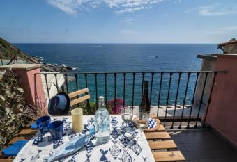 Refilea Sea View Tower Villa allows 18 year olds to book a room