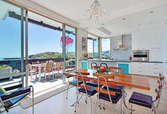 Aporo Nelson Holiday Home has Balcony rooms