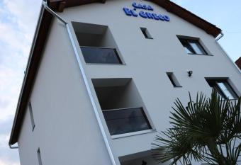 Casa El  Greco allows 18 year olds to book a room