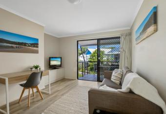 1 Bedroom Unit in 4 Star Tropical Resort in Noosaville has rooms with a private hot tub