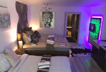 EMERALD APARTMENT has Balcony rooms