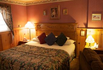 Cathy's Cottages has rooms with a private hot tub