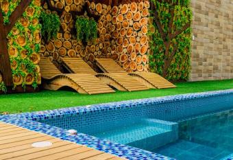 Hotel Caba  as Club Sierra Lim  n has rooms with a private hot tub