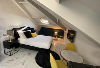 SUITE 1907 GIJON has rooms with a private hot tub