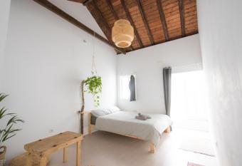 Casa Calma Yoga Guesthouse allows 18 year olds to book a room