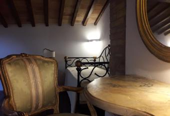 CASA DEL MEDIOEVO has Balcony rooms