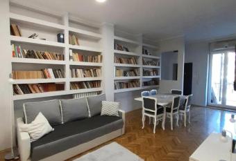 Downtown apartment in walk zone with 3 bedrooms and garage allows 18 year olds to book a room