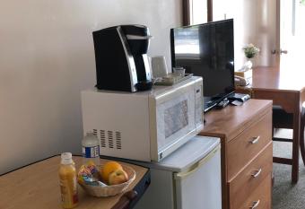 Good Night Inn has rooms with a private hot tub