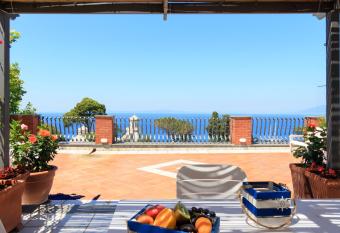 AQUAMARINE Relaxing Capri Suites has Balcony rooms