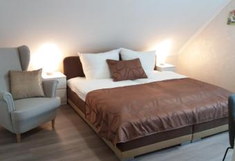 M  ller Residenz Zur S-Bahn Karlsfeld allows 18 year olds to book a room