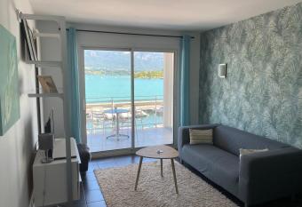 ECHAPPEE BELLE AU BORD DU LAC allows 18 year olds to book a room