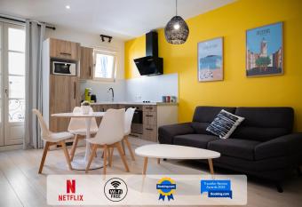 ColorPop - Netflix Wifi Tout   quip   - Appart P  zenas Centre has Balcony rooms