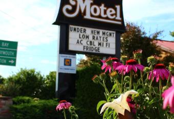 Hawberry Motel allows 18 year olds to book a room