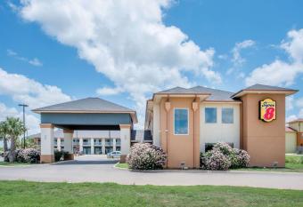 Super 8 by Wyndham Dilley TX has Smoking rooms