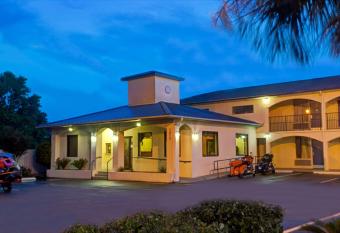 Super 8 by Wyndham Walterboro has Smoking rooms