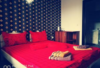 Casa Iris Murighiol has rooms with a private hot tub