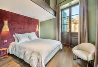 Les Suites de l Ile Barbe has Balcony rooms