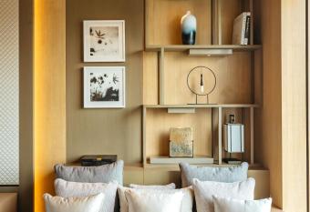 The Ritz-Carlton, Xi an has rooms with a private hot tub